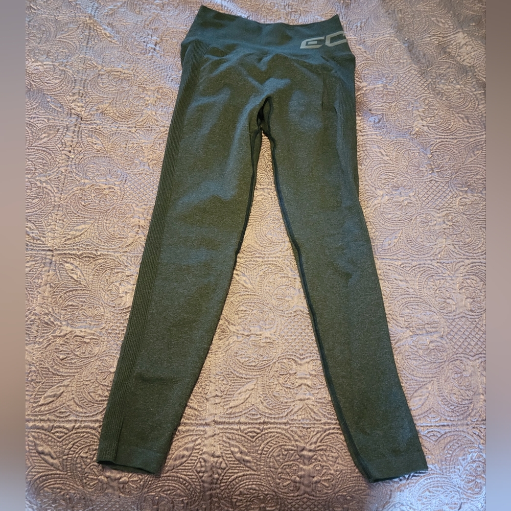Size Medium Scrunch Butt ECHT leggings